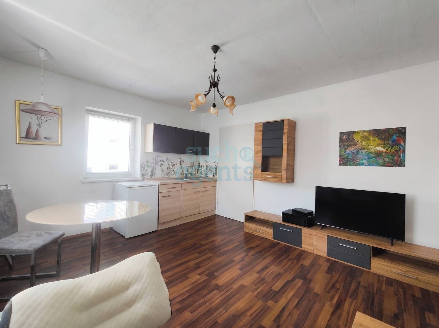 Renovated ground floor apartment with garden share and parking space