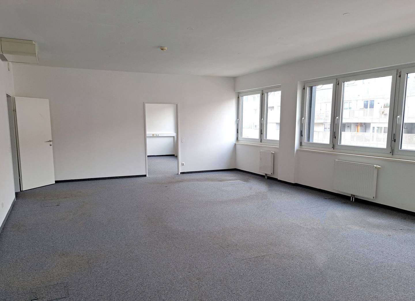 Office Space with Terrace near Lainzer Tiergarten