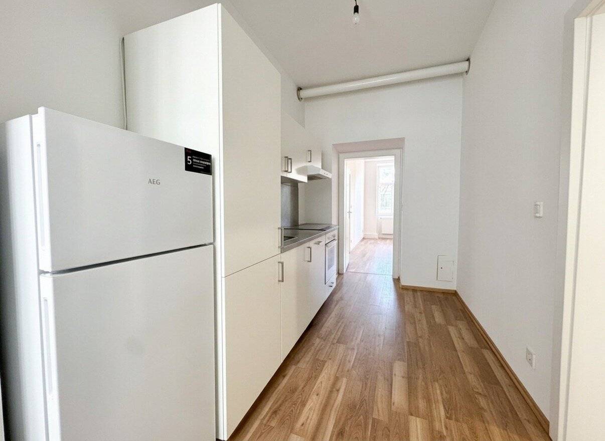 Renovated Altbau apartment with fitted kitchen in quiet courtyard setting
