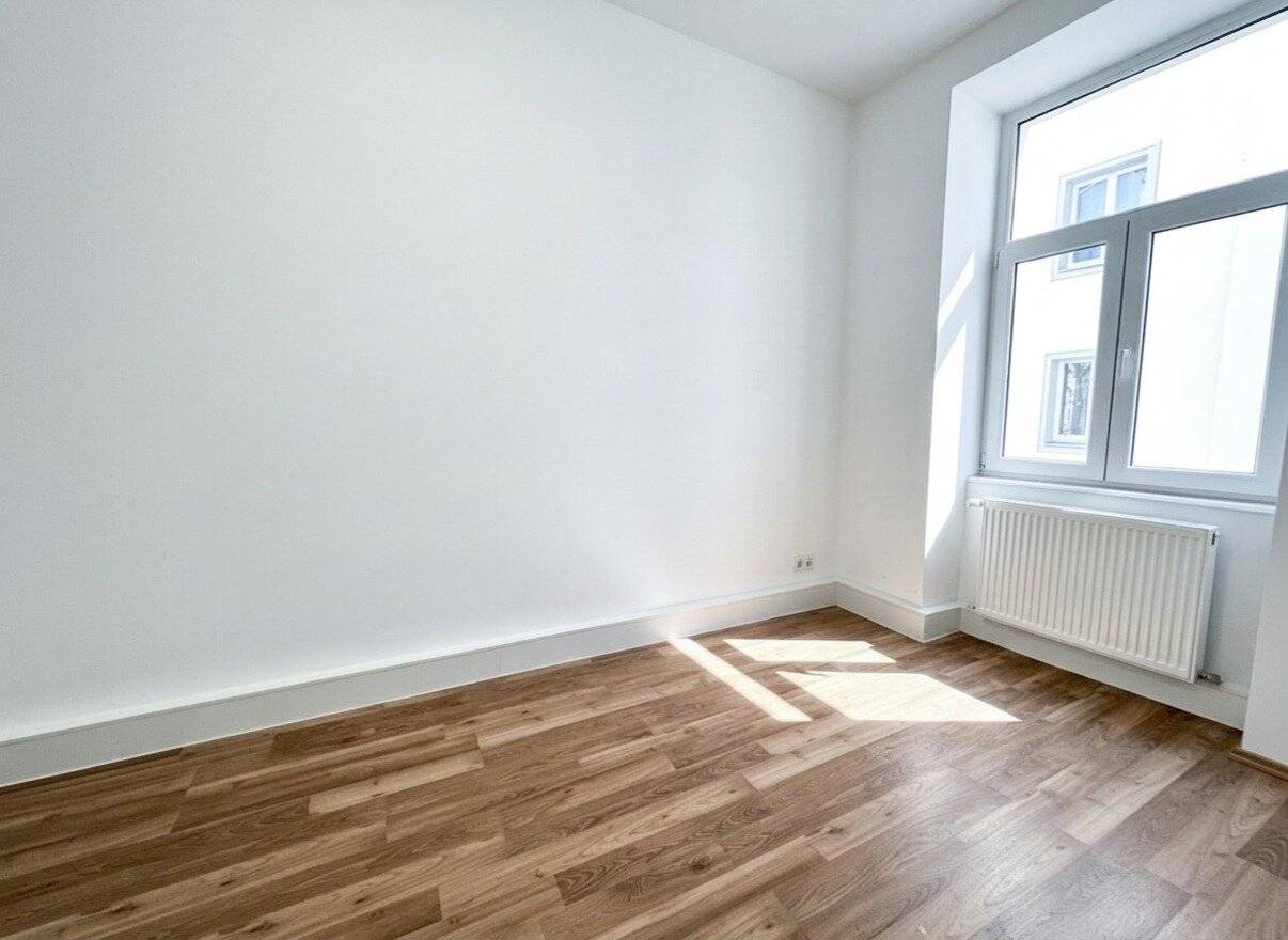 Renovated Altbau apartment with fitted kitchen in quiet courtyard setting