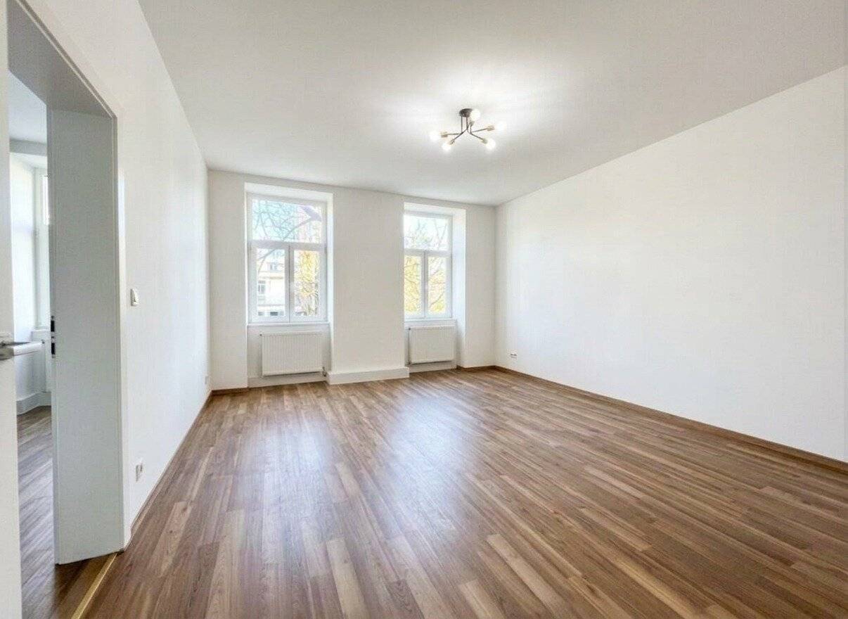 Renovated Altbau apartment with fitted kitchen in quiet courtyard setting