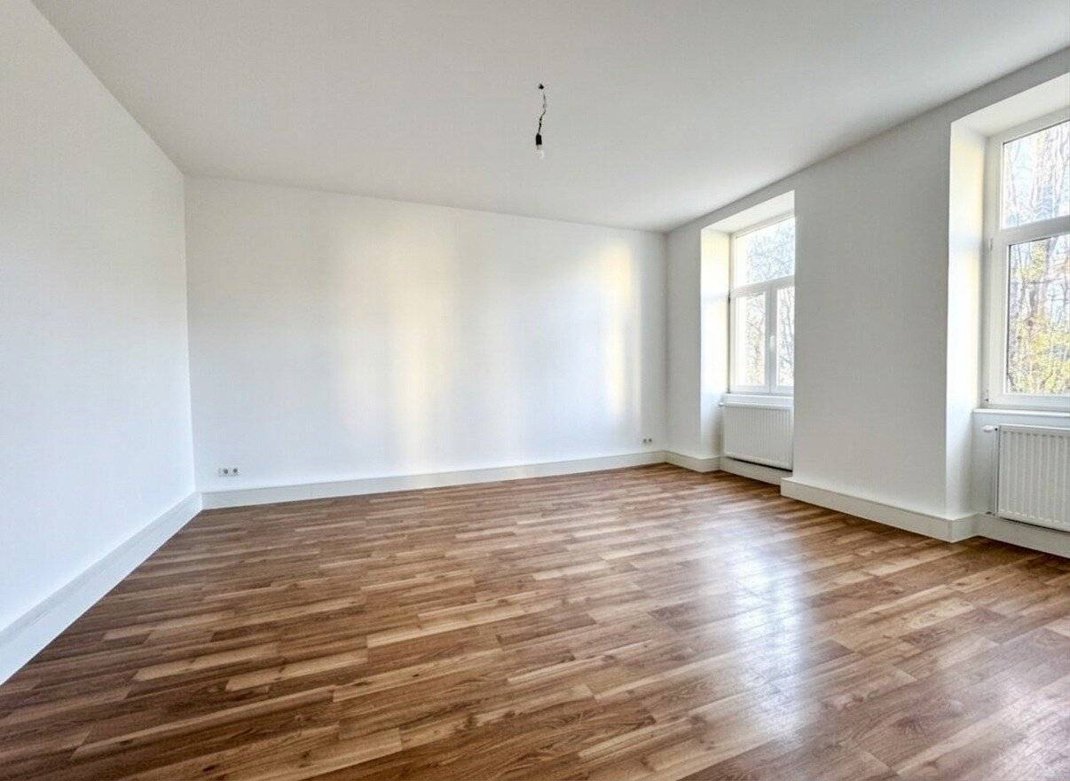 Renovated Altbau apartment with fitted kitchen in quiet courtyard setting