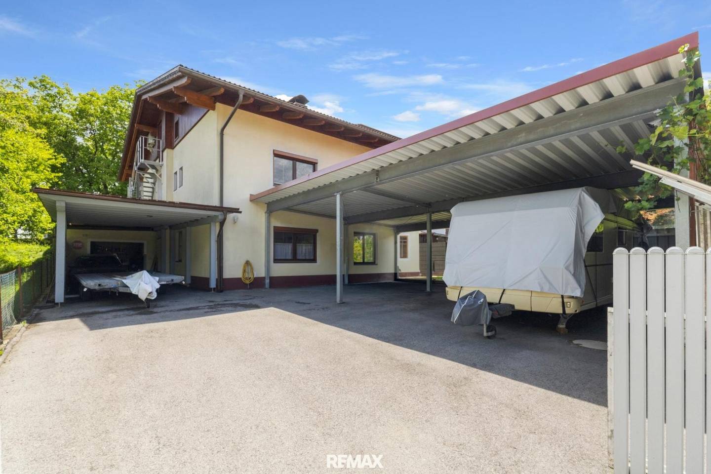 Einfamilienhaus mit Schwimmteich und Garage in Baldramsdorf