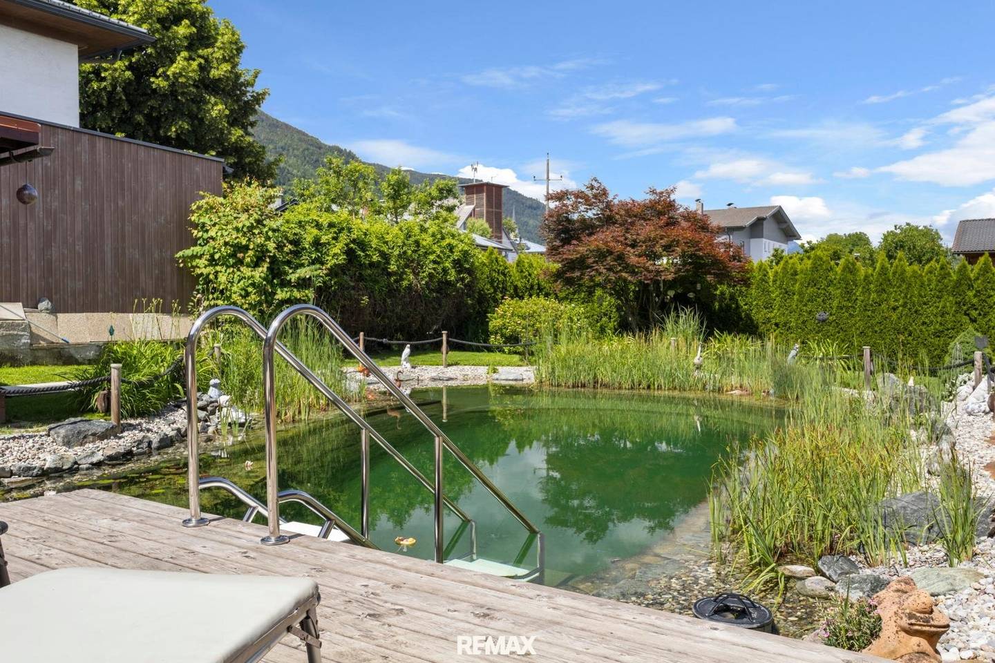 Einfamilienhaus mit Schwimmteich und Garage in Baldramsdorf