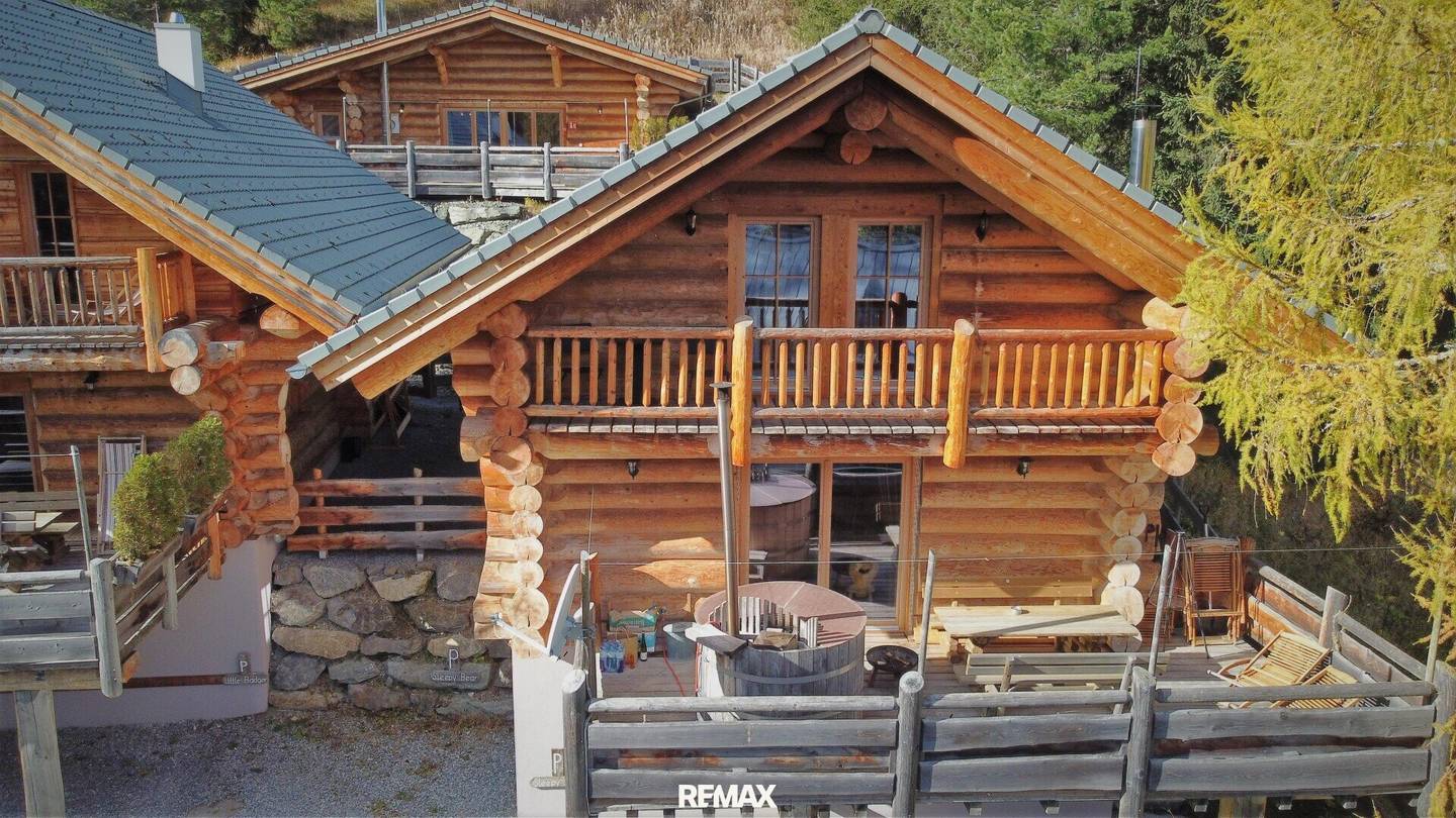 Rundholzchalet mit Terrasse und Sauna Ski In Ski Out