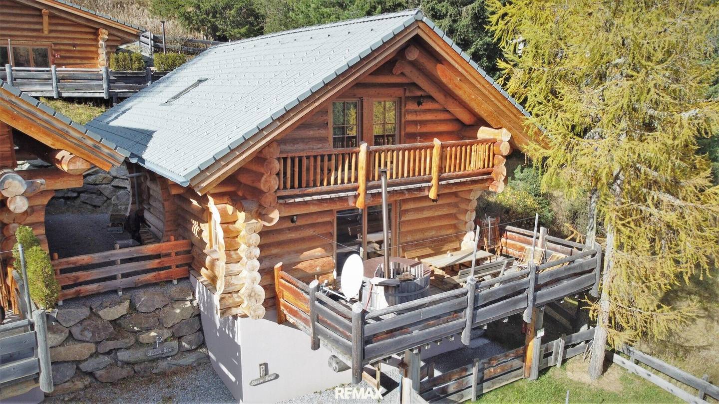 Rundholzchalet mit Terrasse und Sauna Ski In Ski Out