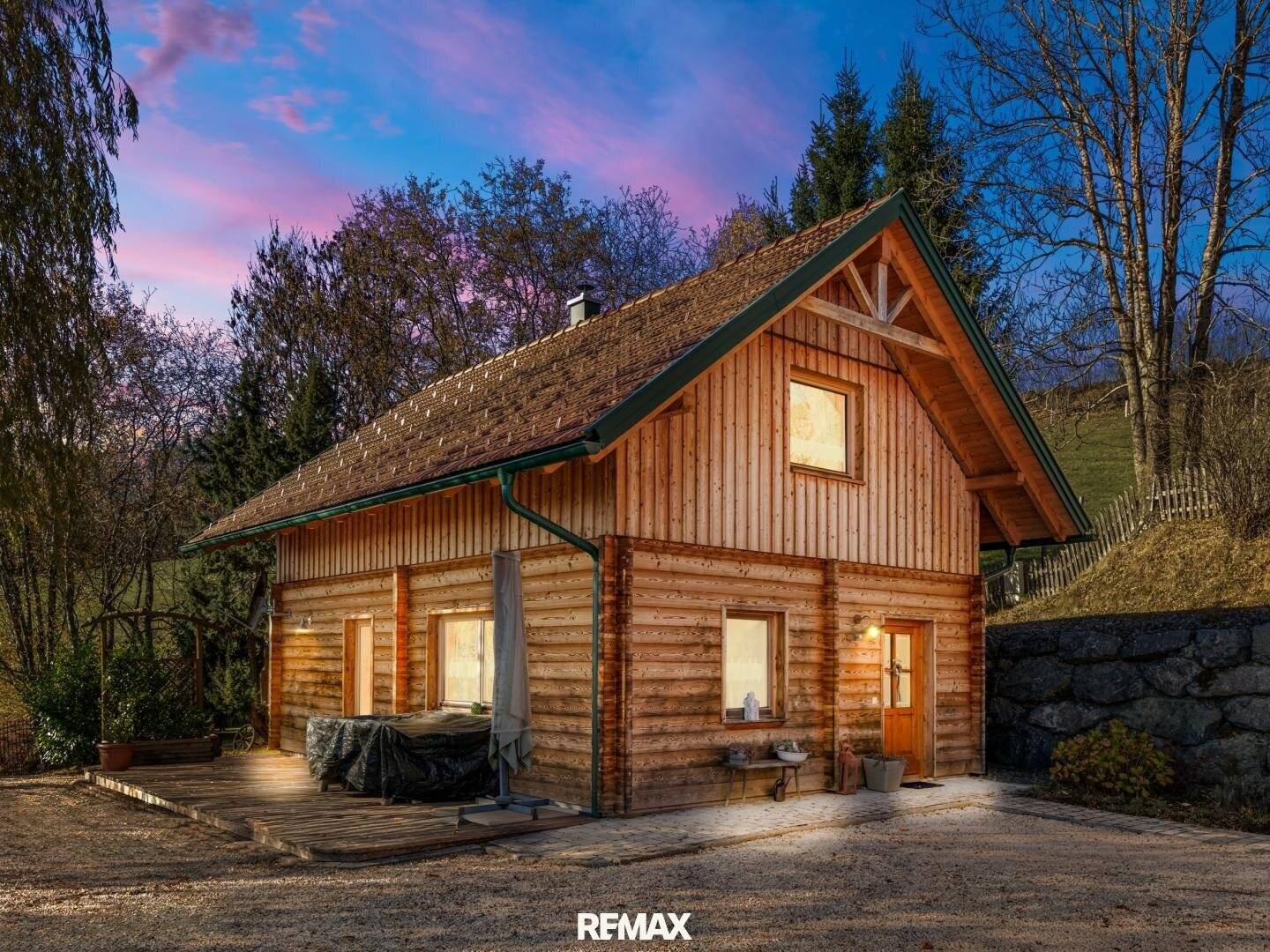 Ruhiges Holzhaus mit Kachelofen und Bergblick