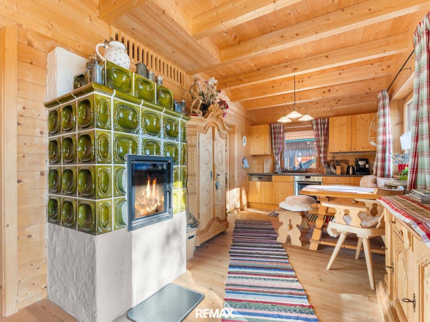 Ruhiges Holzhaus mit Kachelofen und Bergblick