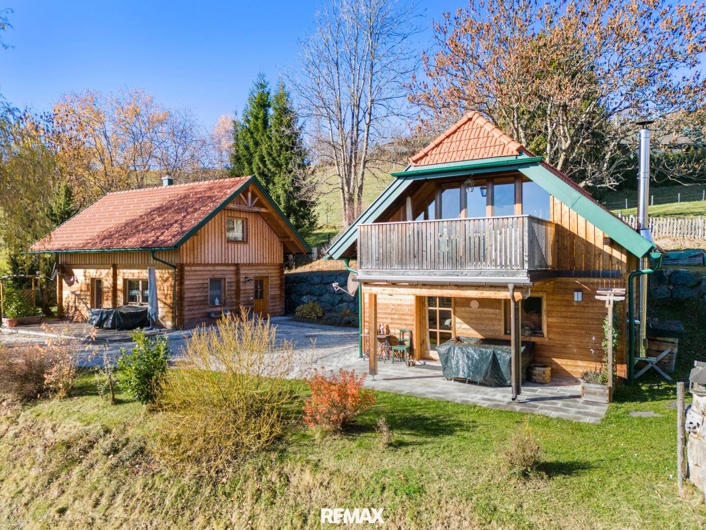 Ruhiges Holzhaus mit Kachelofen und Bergblick