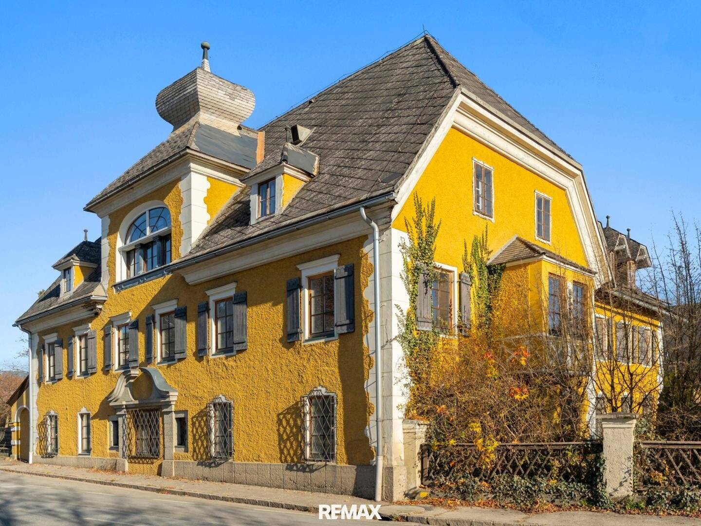Herrenhaus mit parkartigem Garten