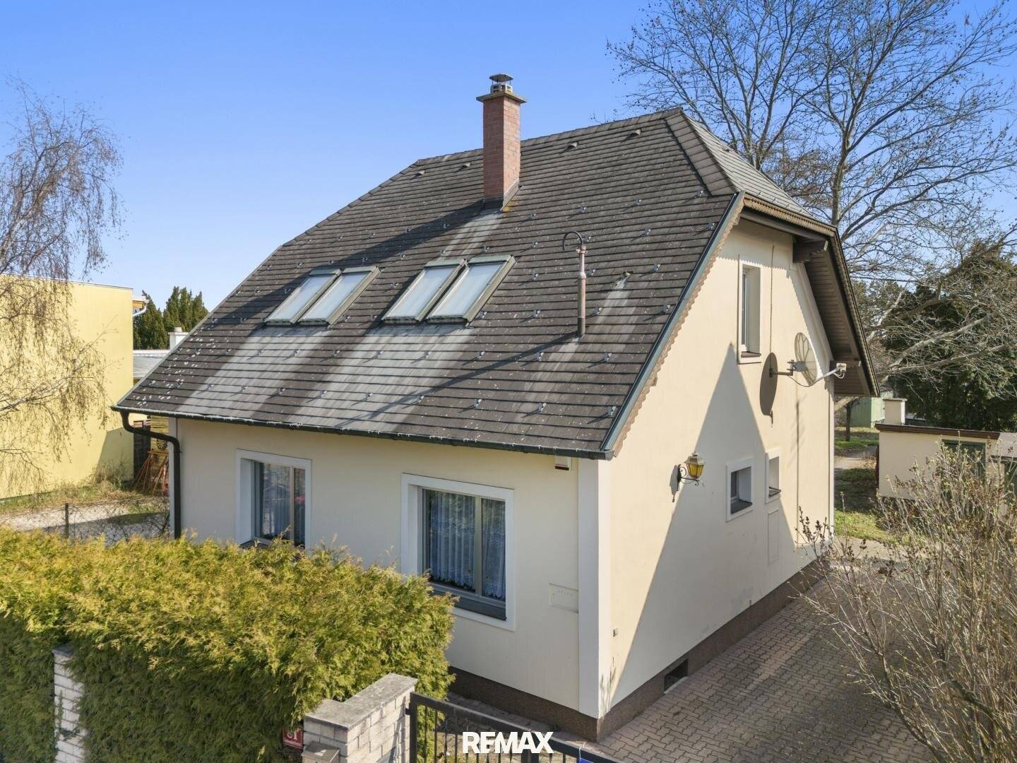 Gepflegtes Einfamilienhaus mit Garten und Kachelofen