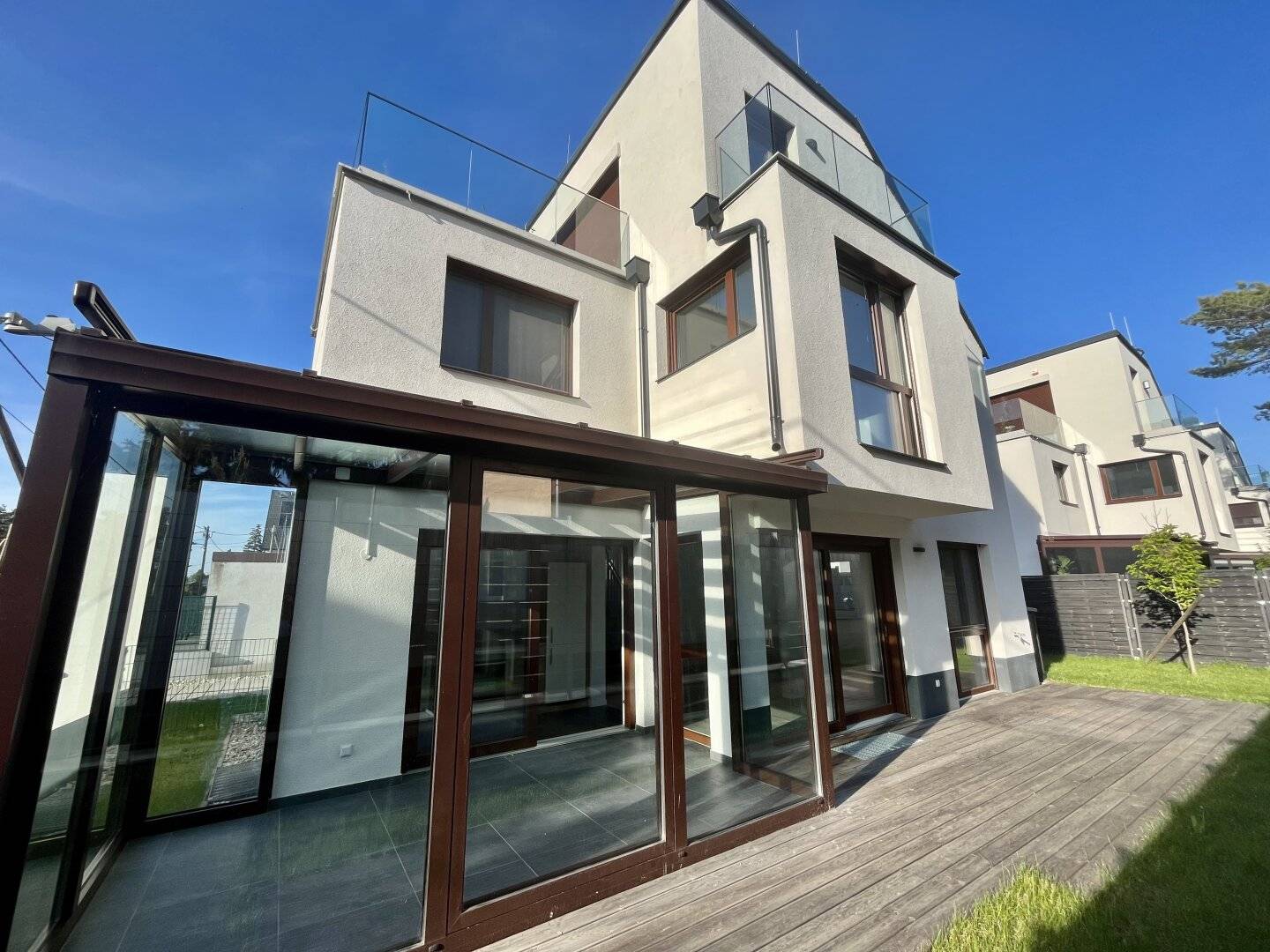 Einfamilienhaus mit Garten Wintergarten und Dachterrassen