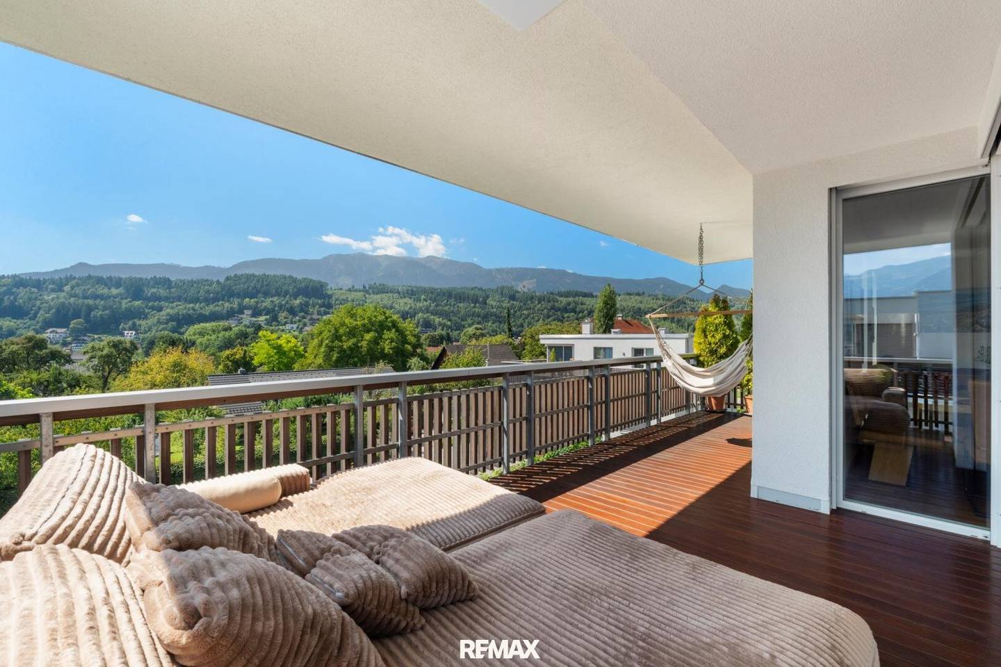 Penthouse with balcony and lake view