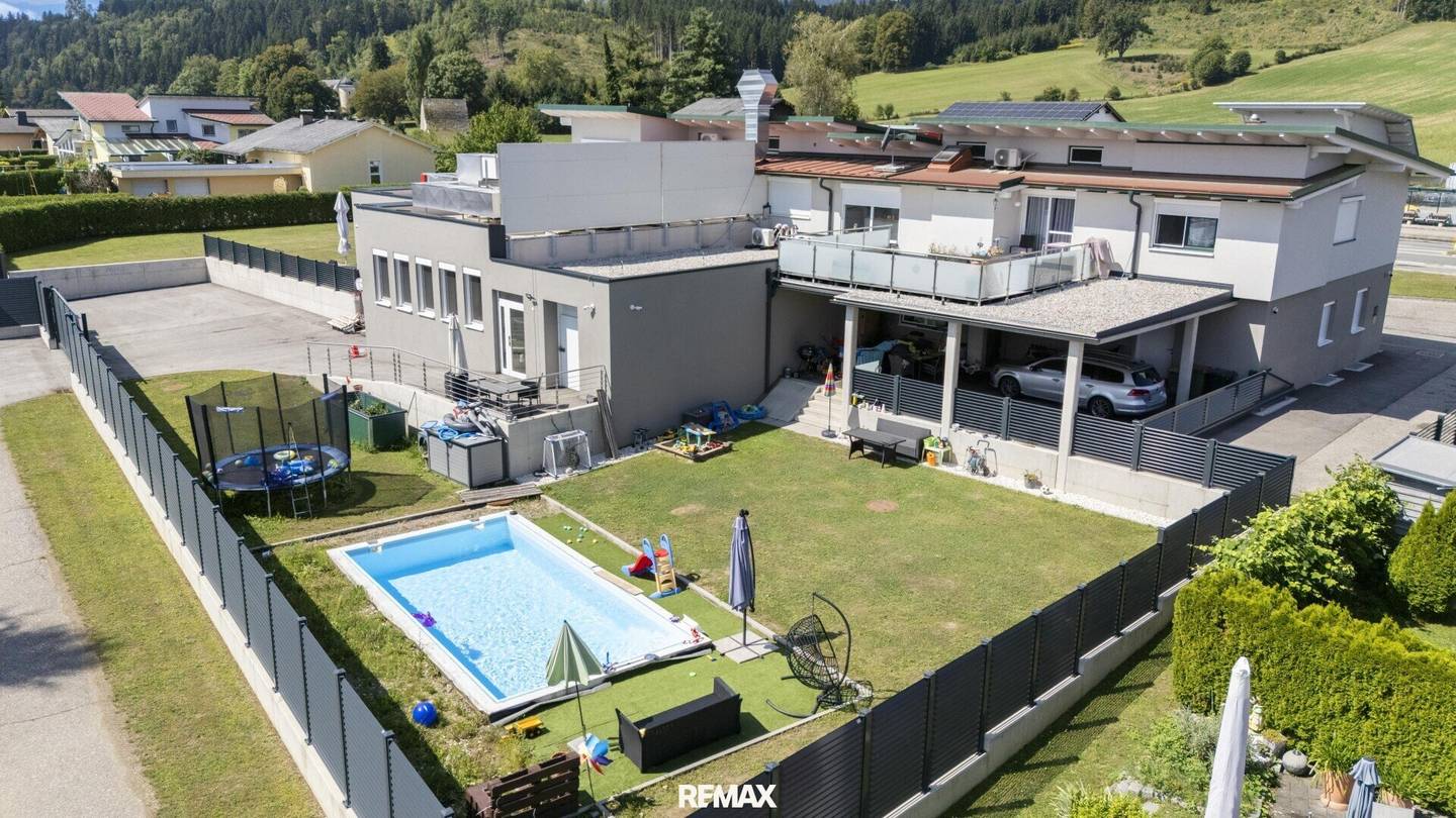 Restaurant mit zwei Dachterrassenwohnungen und Pool