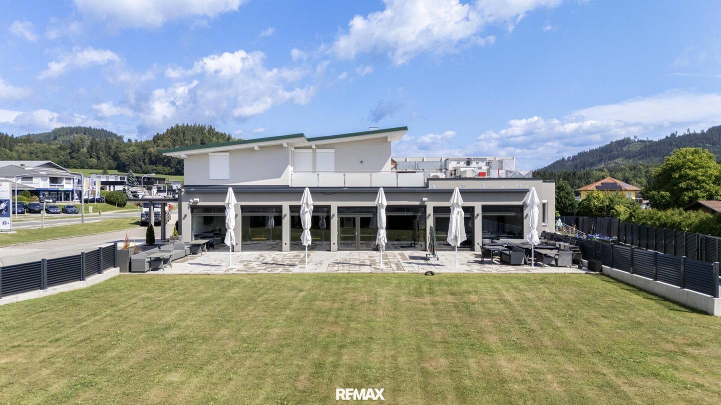 Restaurant mit zwei Dachterrassenwohnungen und Pool
