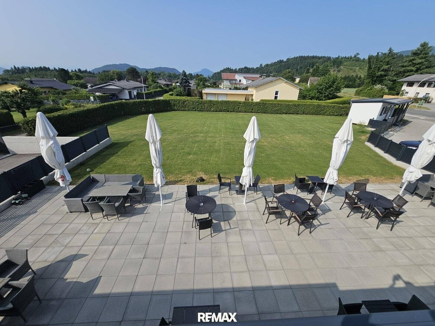 Restaurant mit zwei Dachterrassenwohnungen und Pool