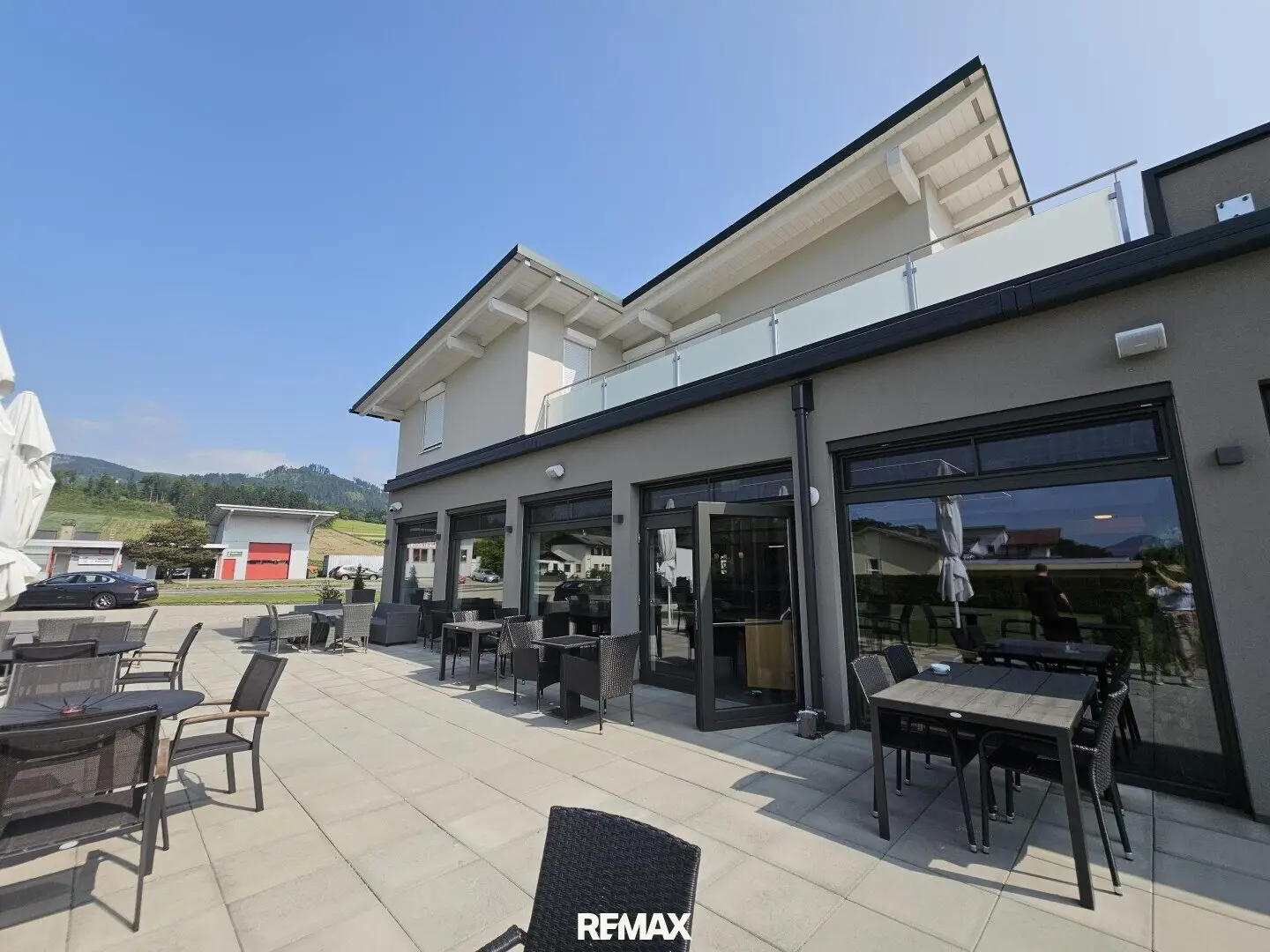 Restaurant mit zwei Dachterrassenwohnungen und Pool
