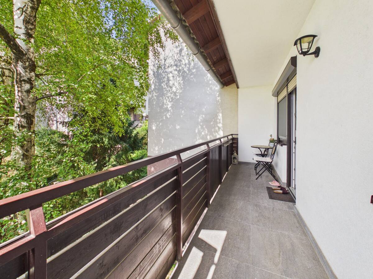 Fully Renovated 3 Room Apartment with Loggia in Green Setting