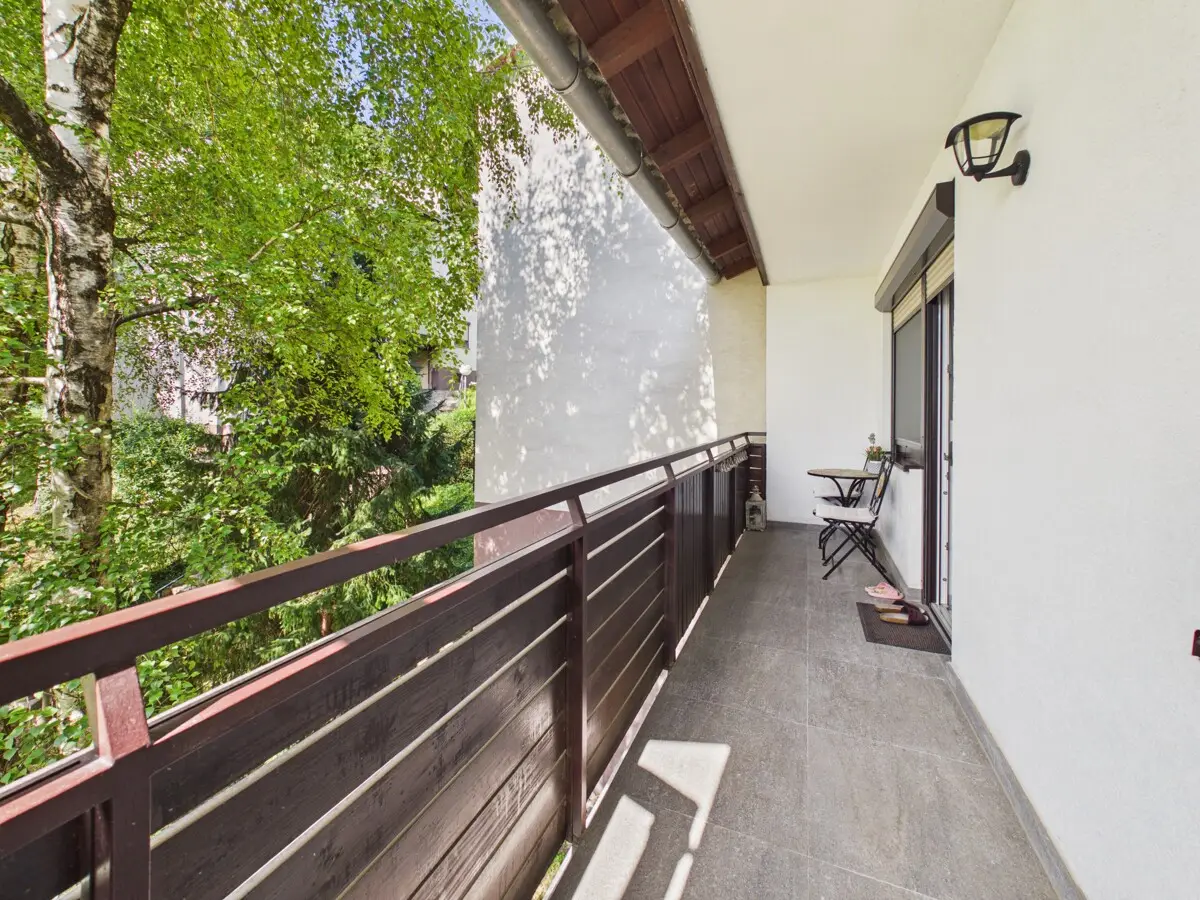 Fully Renovated 3 Room Apartment with Loggia in Green Setting