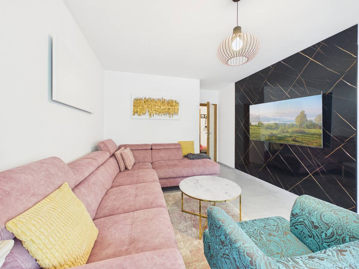 Fully Renovated 3 Room Apartment with Loggia in Green Setting