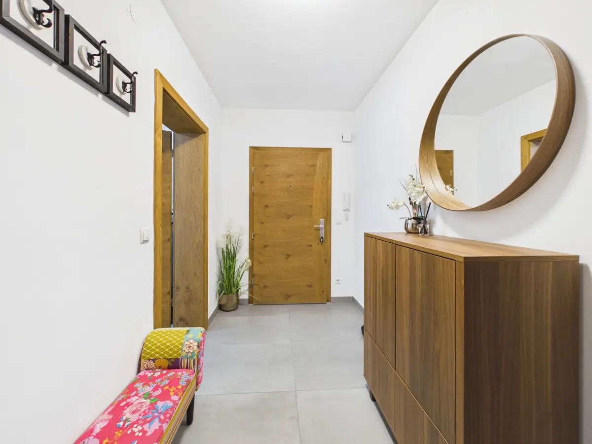 Fully Renovated 3 Room Apartment with Loggia in Green Setting