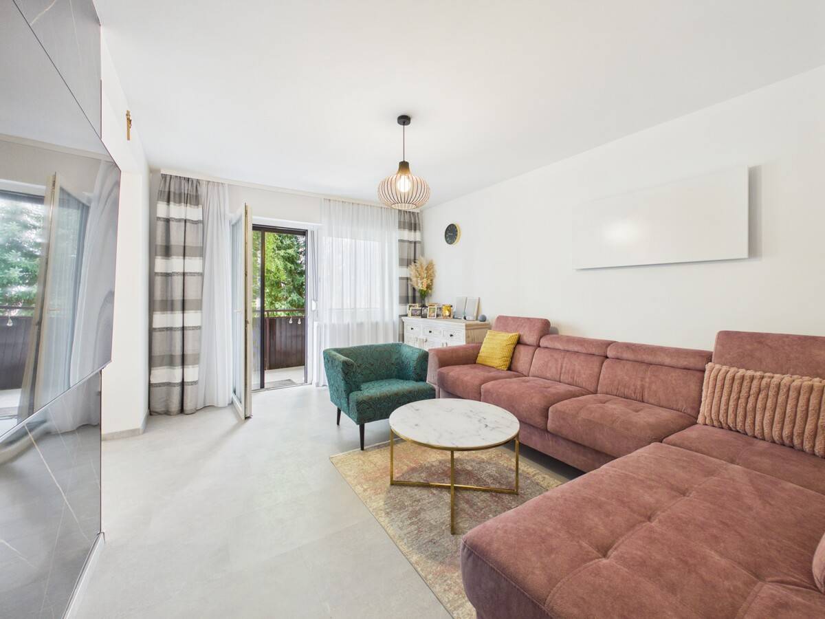 Fully Renovated 3 Room Apartment with Loggia in Green Setting