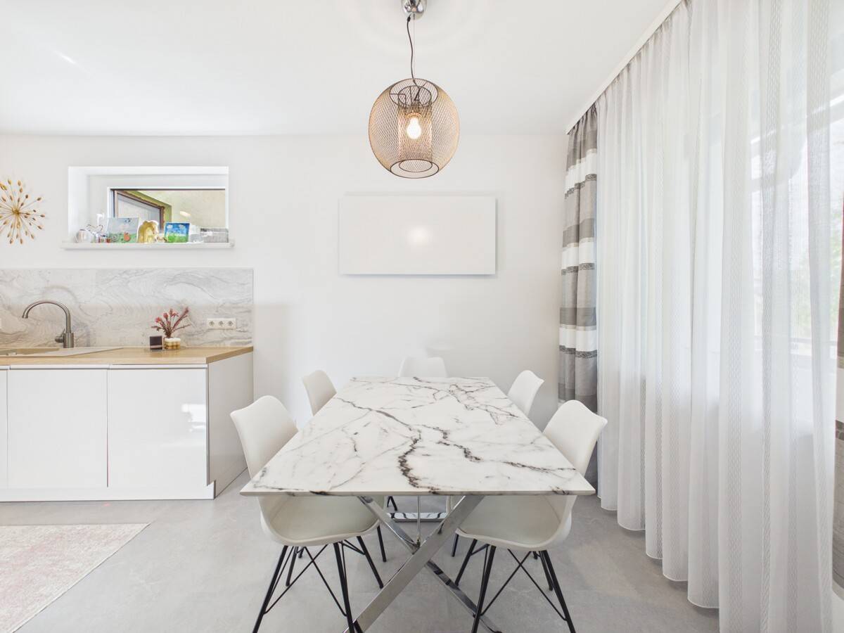 Fully Renovated 3 Room Apartment with Loggia in Green Setting