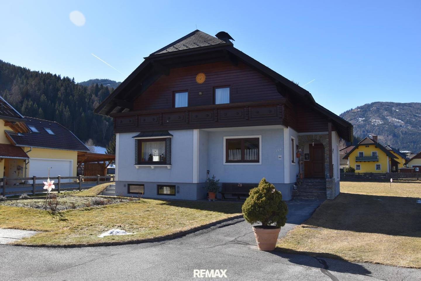 Einfamilienhaus mit Terrasse und Balkon