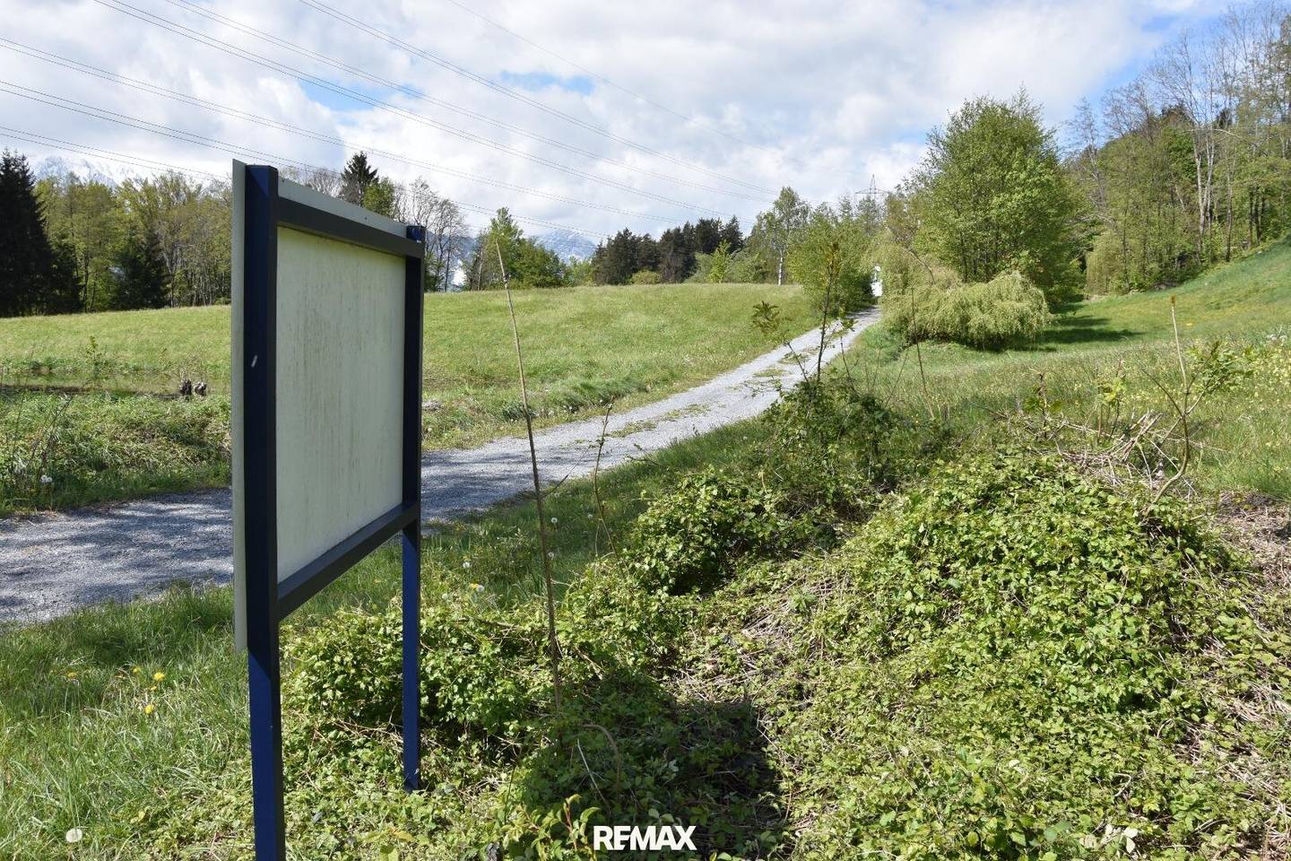 Idyllische Fischteichanlage mit Blockhaus und Waldparzelle