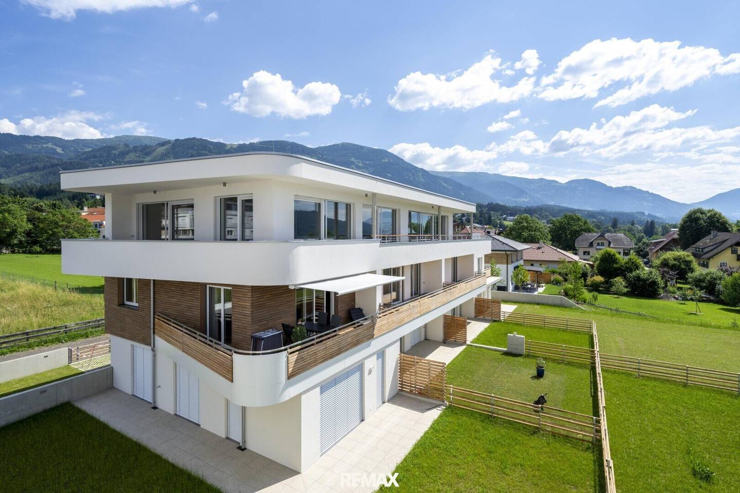 Bright Apartment with South-Facing Balcony and Mountain View