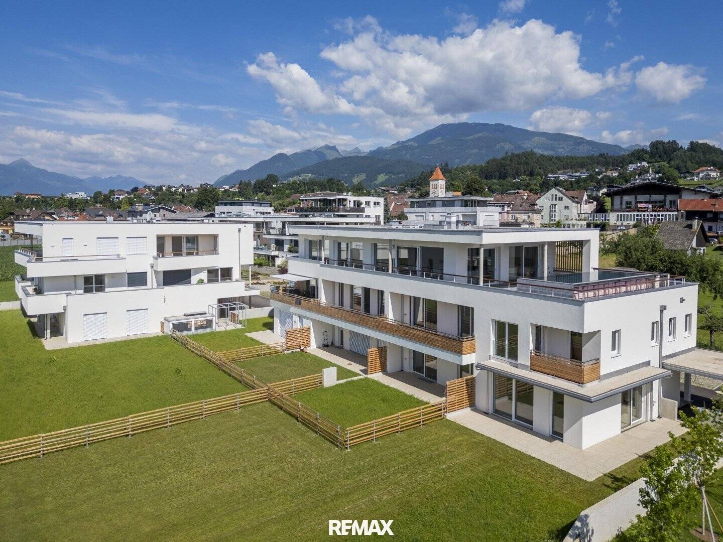 Bright Apartment with South-Facing Balcony and Mountain View