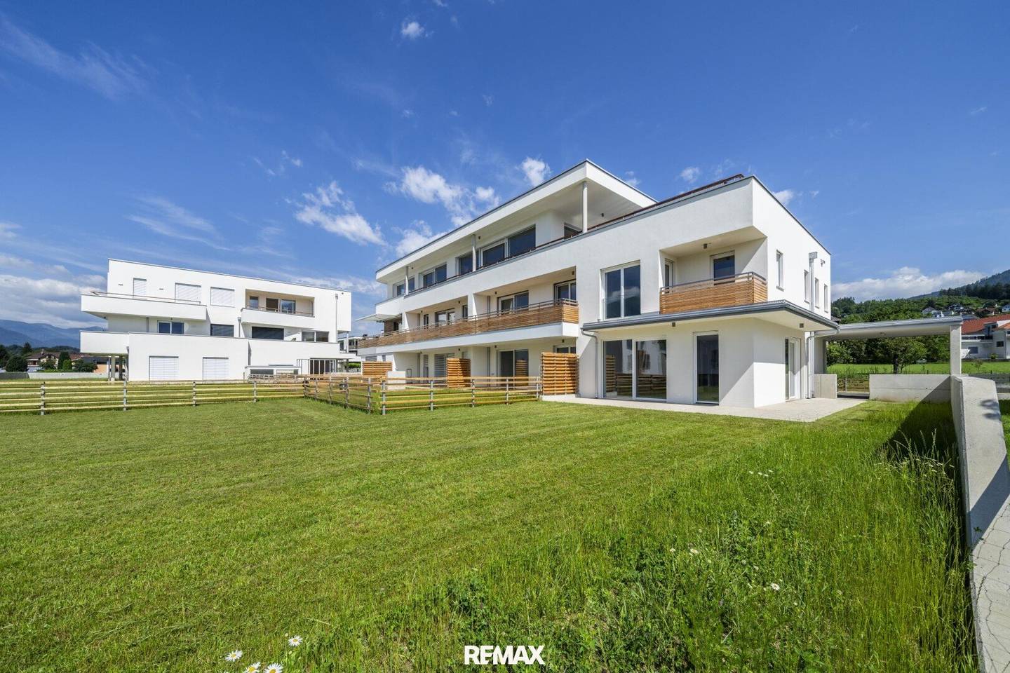 Bright Apartment with South-Facing Balcony and Mountain View