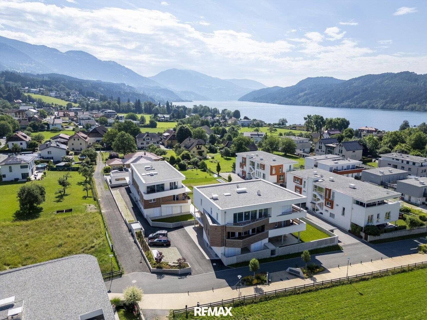 South-facing balcony apartment with lake view in Seeboden