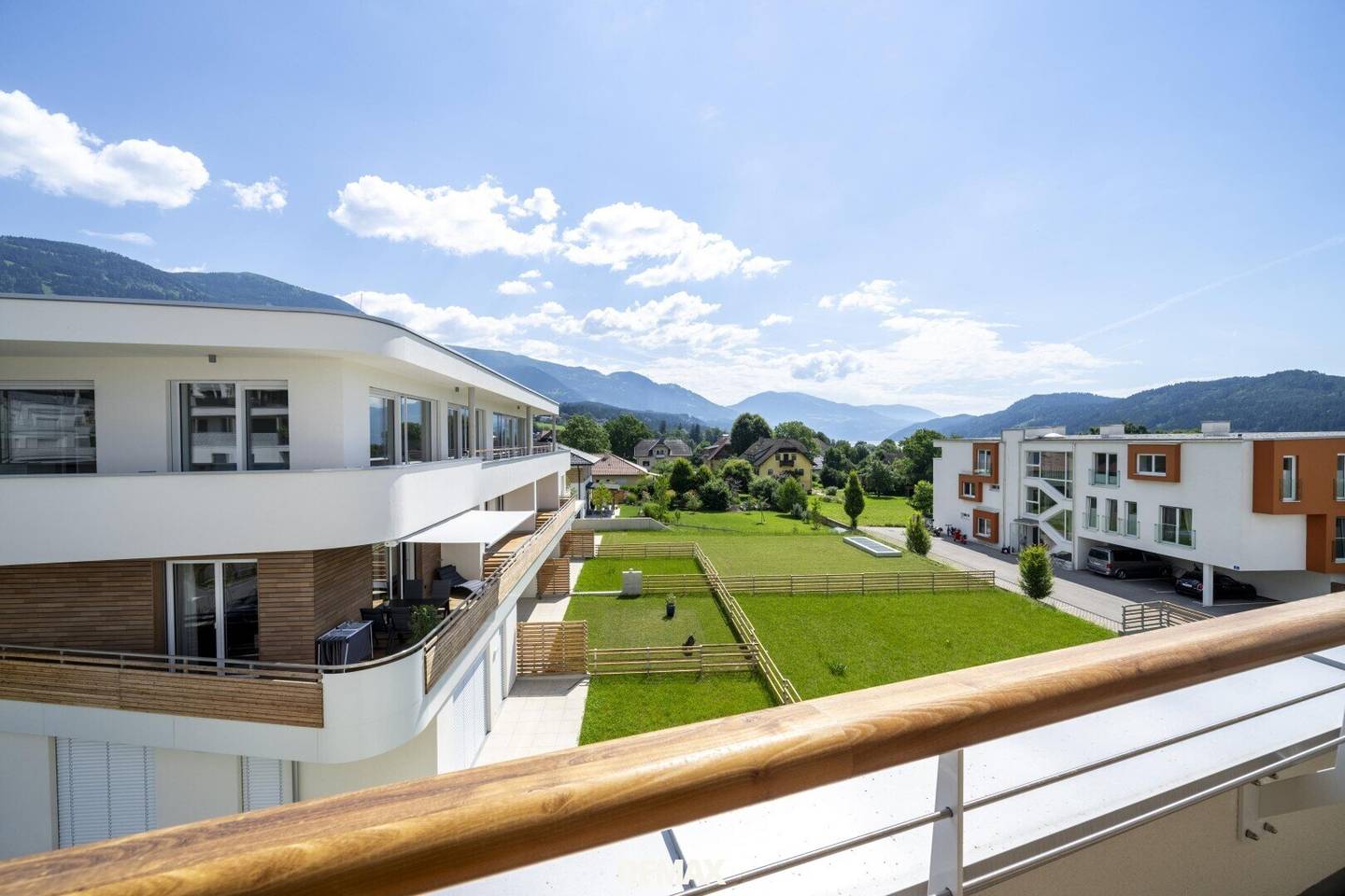 South-facing balcony apartment with lake view in Seeboden