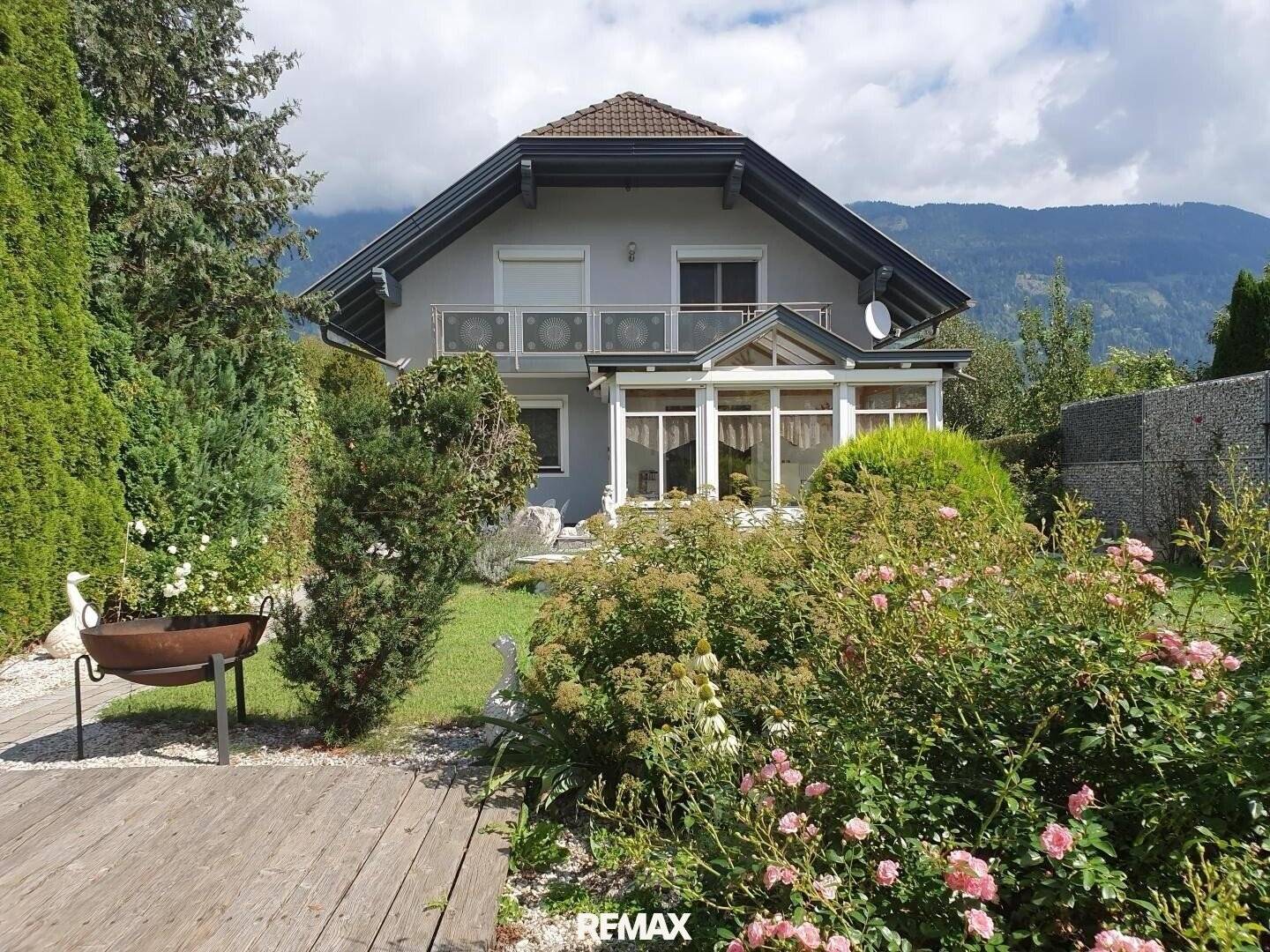 Mehrfamilienhaus mit Wintergarten und Garten in ruhiger Lage