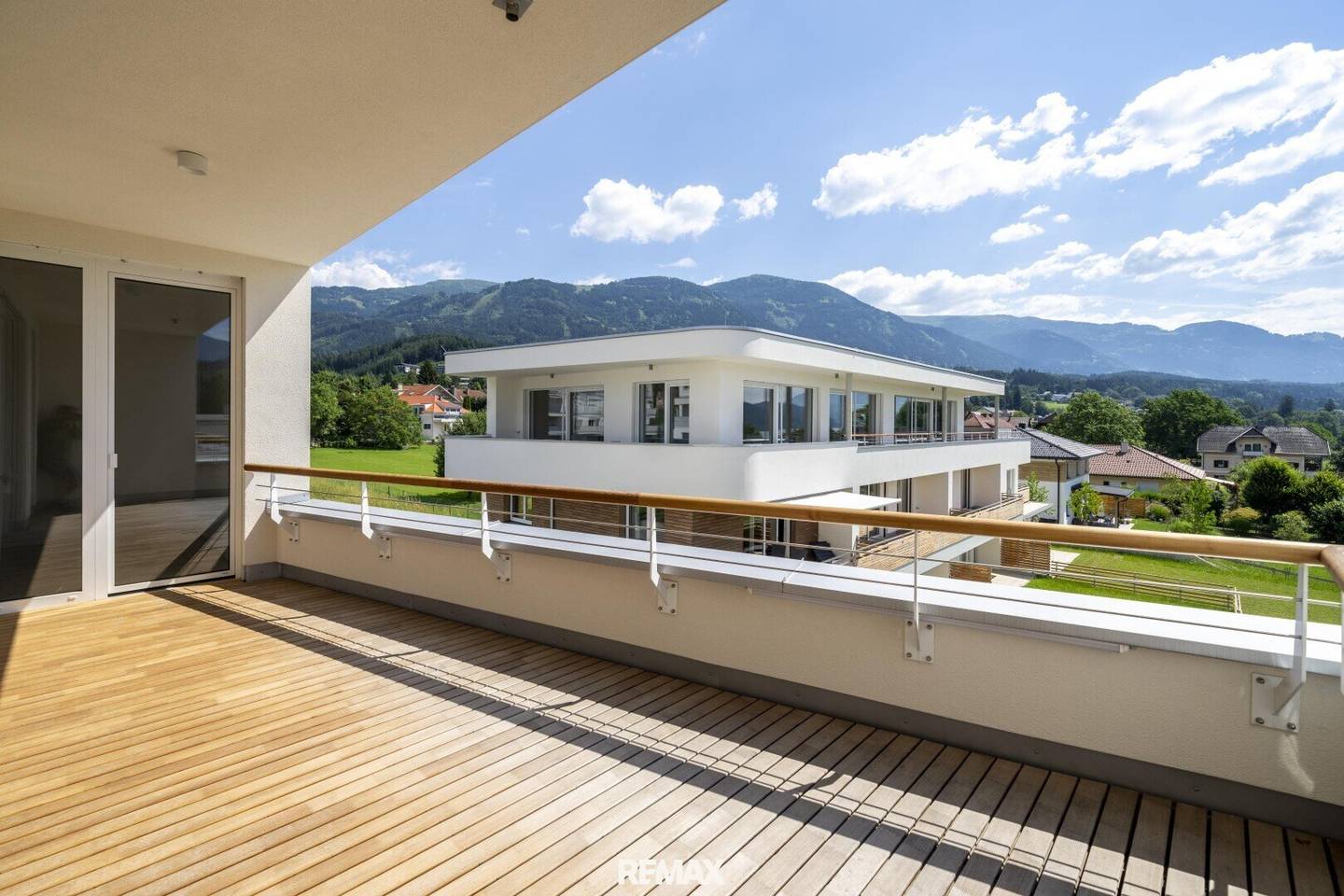 Penthouse with east balcony and lake view