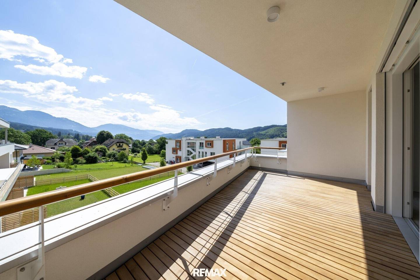 Penthouse with east balcony and lake view