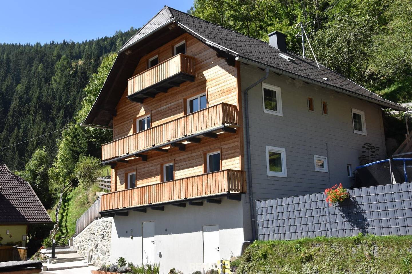 Mehrfamilienhaus mit Zentralheizung und Kernsanierung