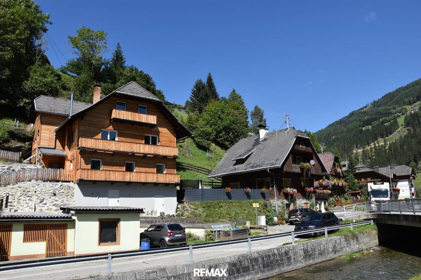 Mehrfamilienhaus mit Zentralheizung und Kernsanierung