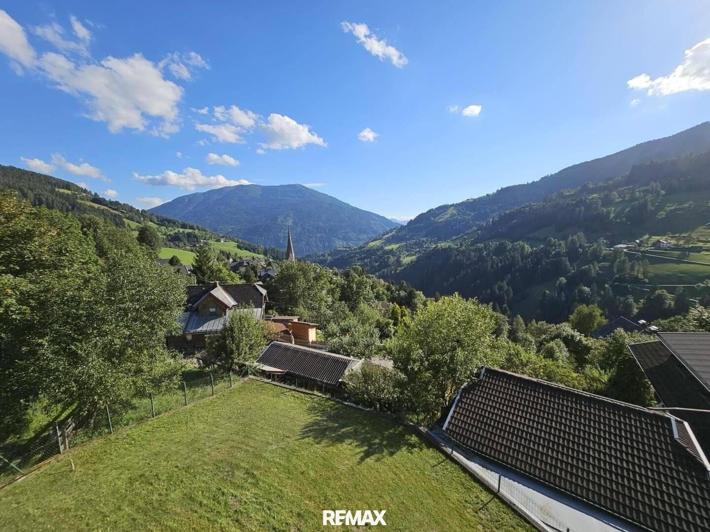 Einfamilienhaus mit Terrassengarten und Bergpanorama