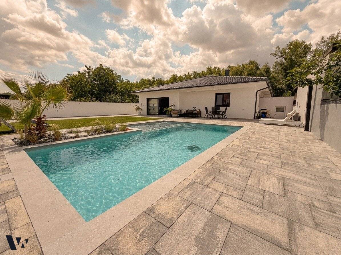 Bungalow mit Salzwasserpool und Garten in ruhiger Waldrandlage