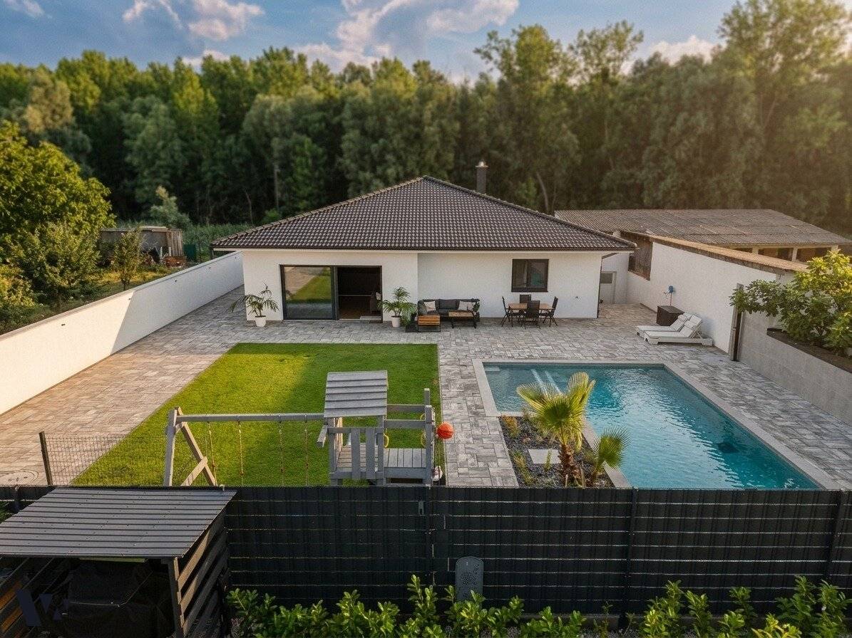 Bungalow mit Salzwasserpool und Garten in ruhiger Waldrandlage