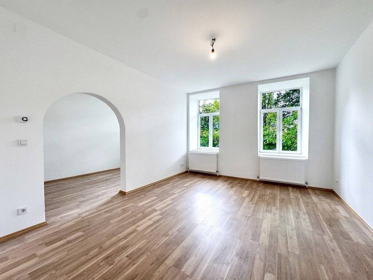 Sanierte Altbauwohnung mit Einbauküche in ruhiger Innenhoflage