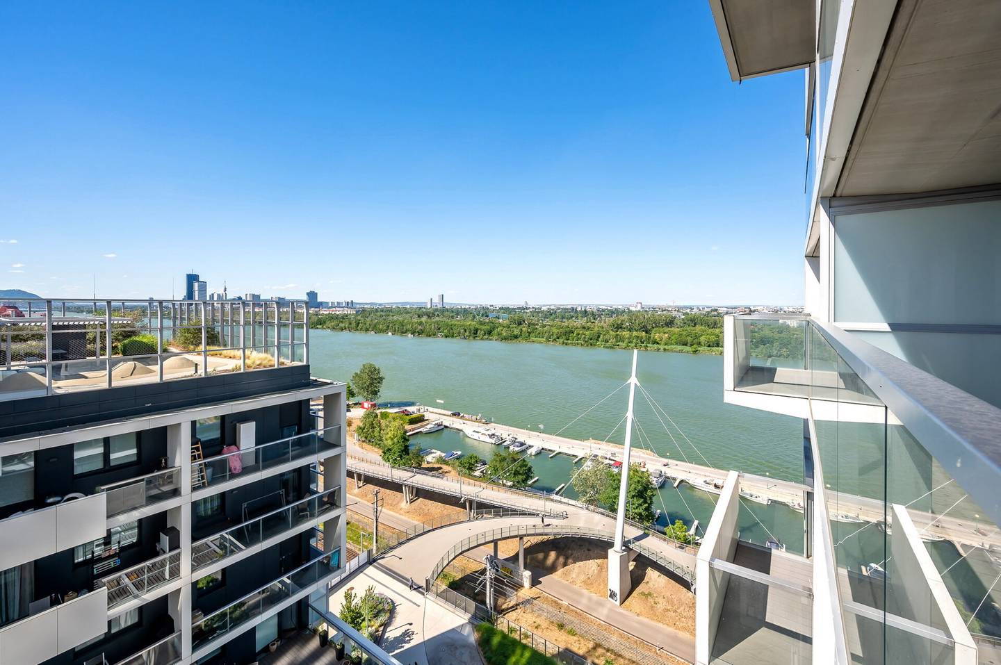 Bright 3 Room Apartment with Balcony and Danube View