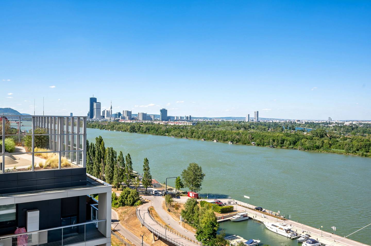 Bright 3 Room Apartment with Balcony and Danube View