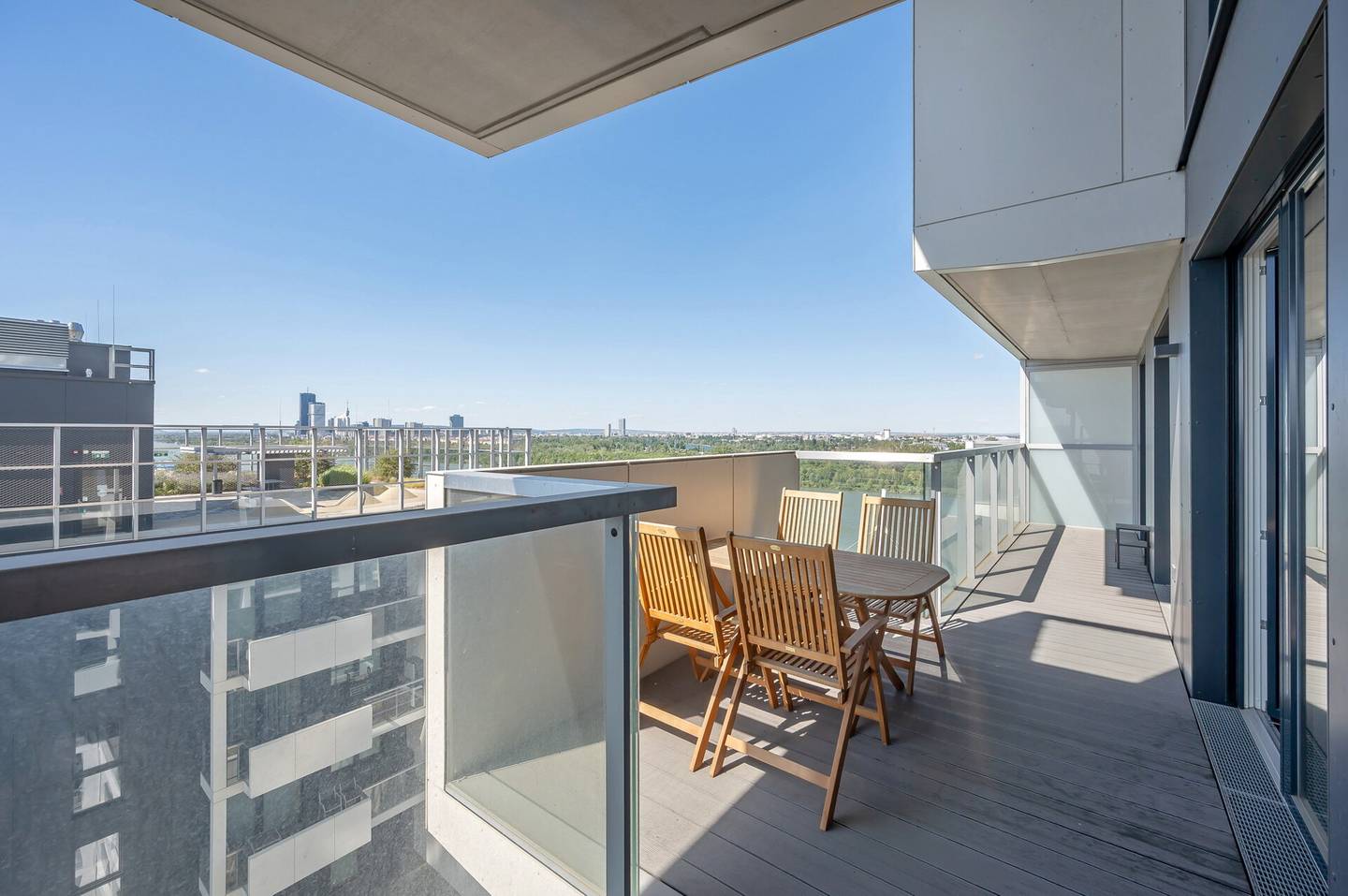 Bright 3 Room Apartment with Balcony and Danube View