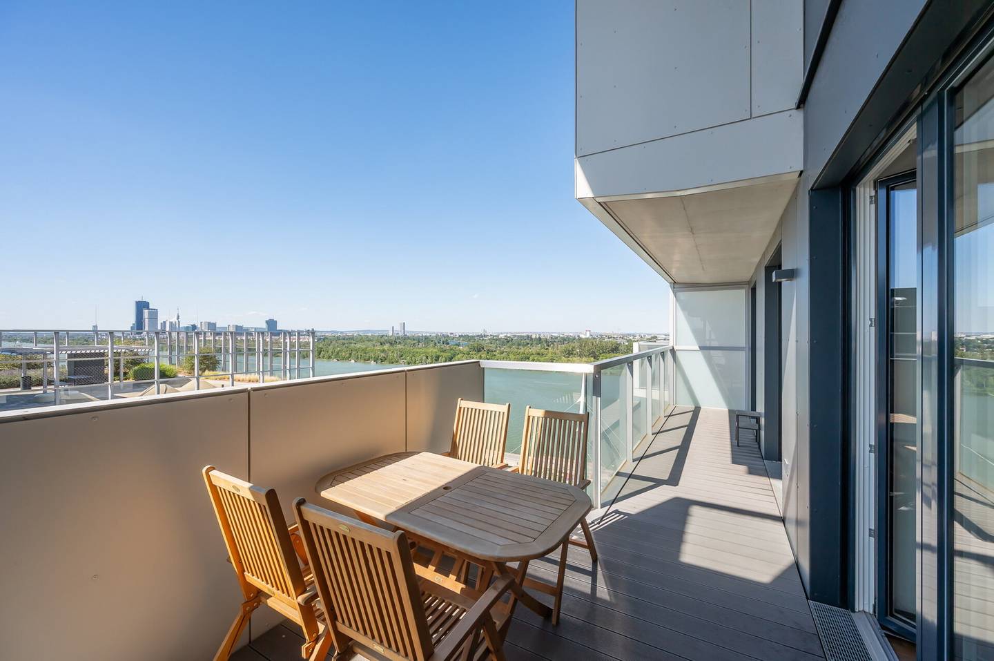 Bright 3 Room Apartment with Balcony and Danube View