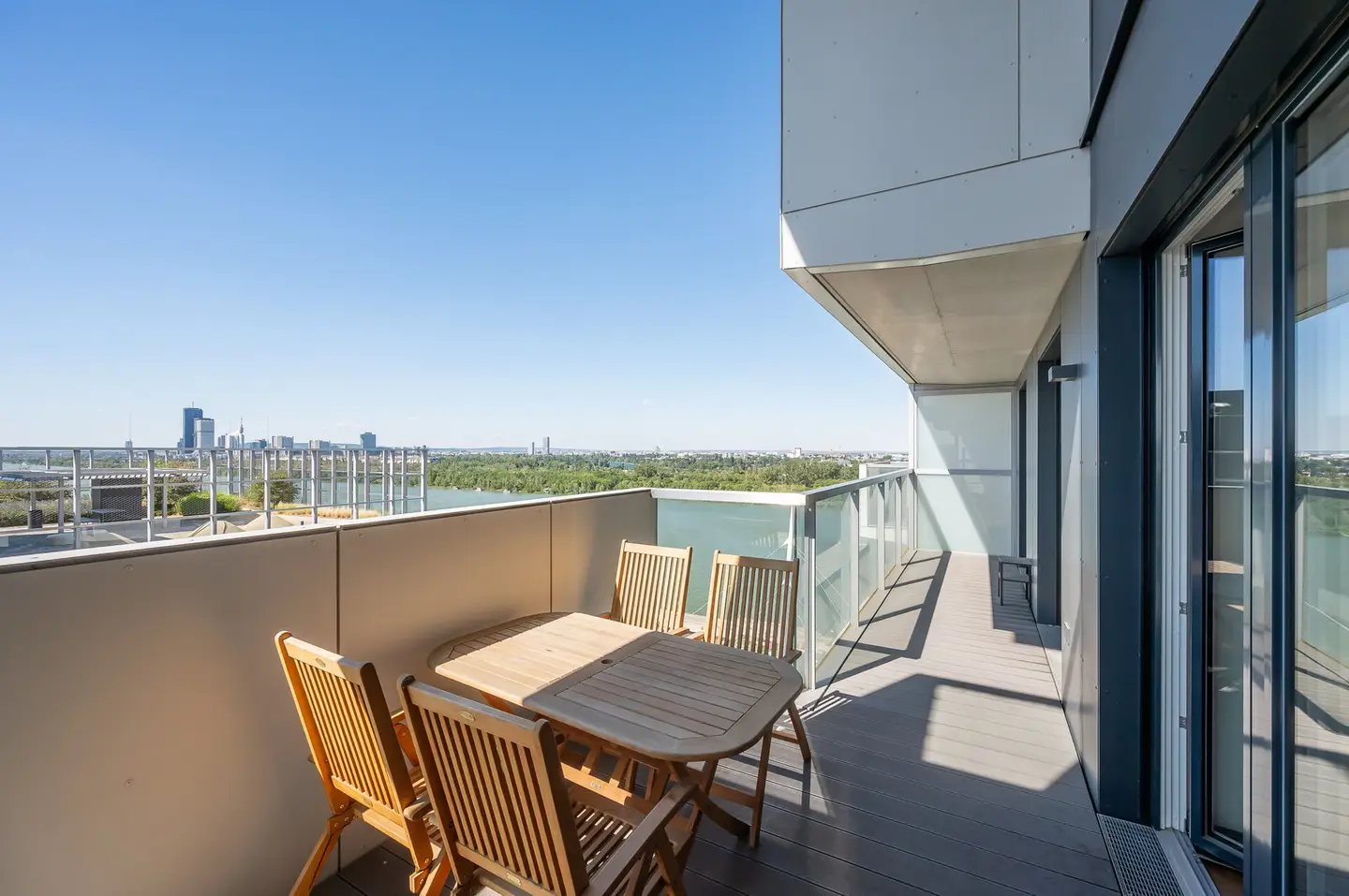 Helle 3 Zimmer Wohnung mit Balkon und Donaublick