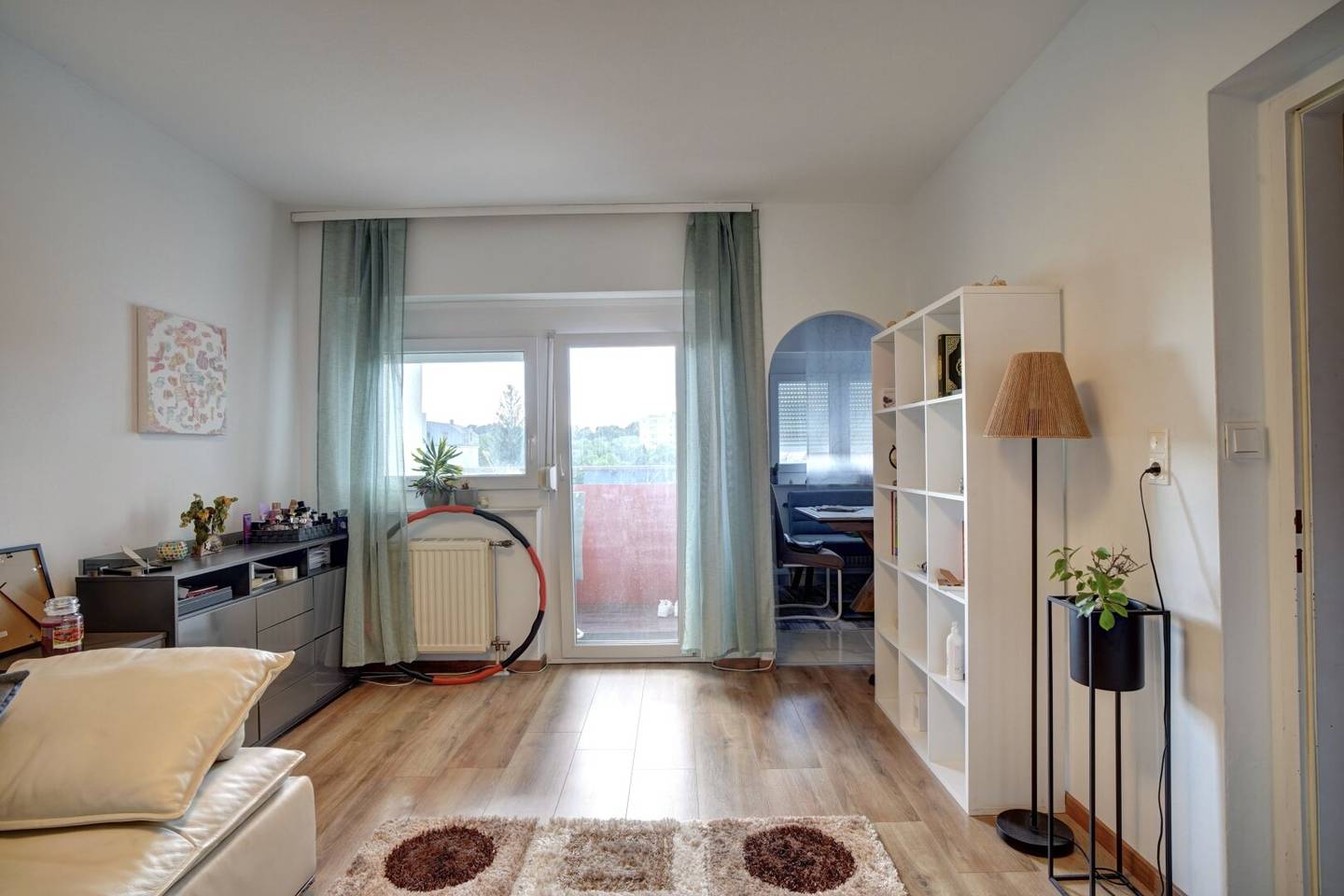 Well maintained 3 room apartment with loggia and parking space near shopping centre
