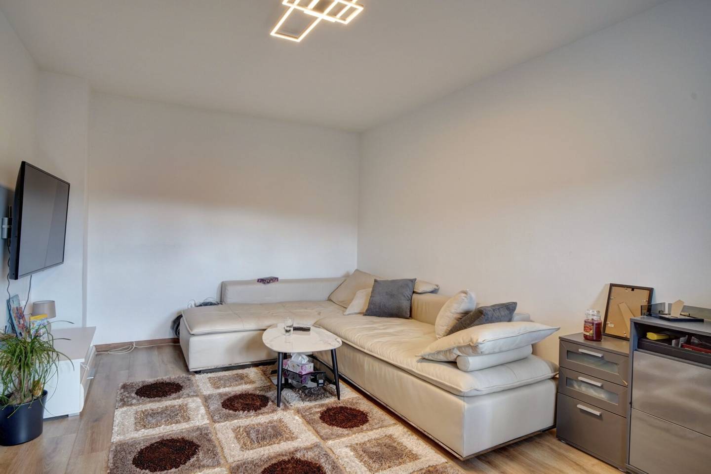 Well maintained 3 room apartment with loggia and parking space near shopping centre